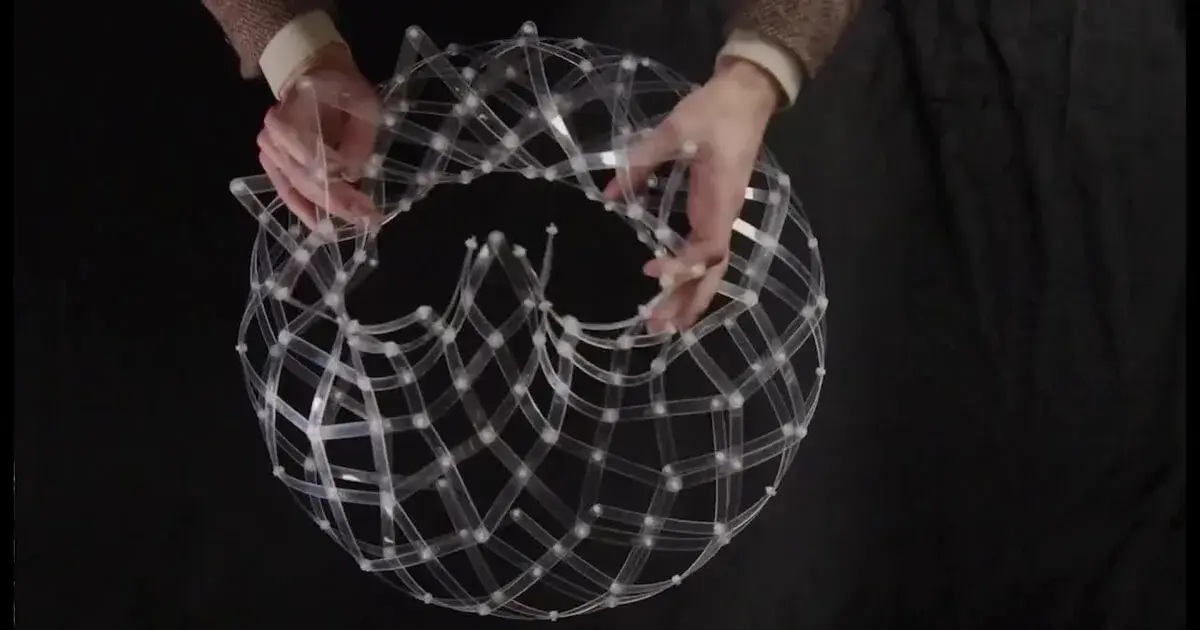 Prototype de surface pantographique déployable composé de mécanismes en ciseaux