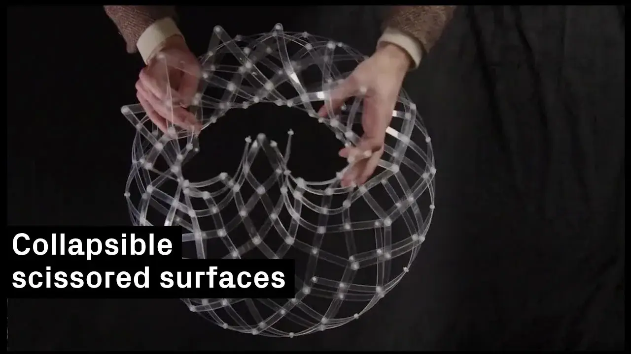 Prototype de réseau pantographique toroïdal pendant son déploiement
