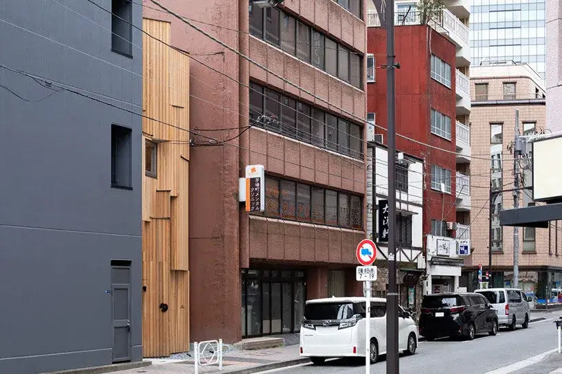 Bâtiment modulaire bois Prewood de VUILD dans une rue étroite de Tokyo