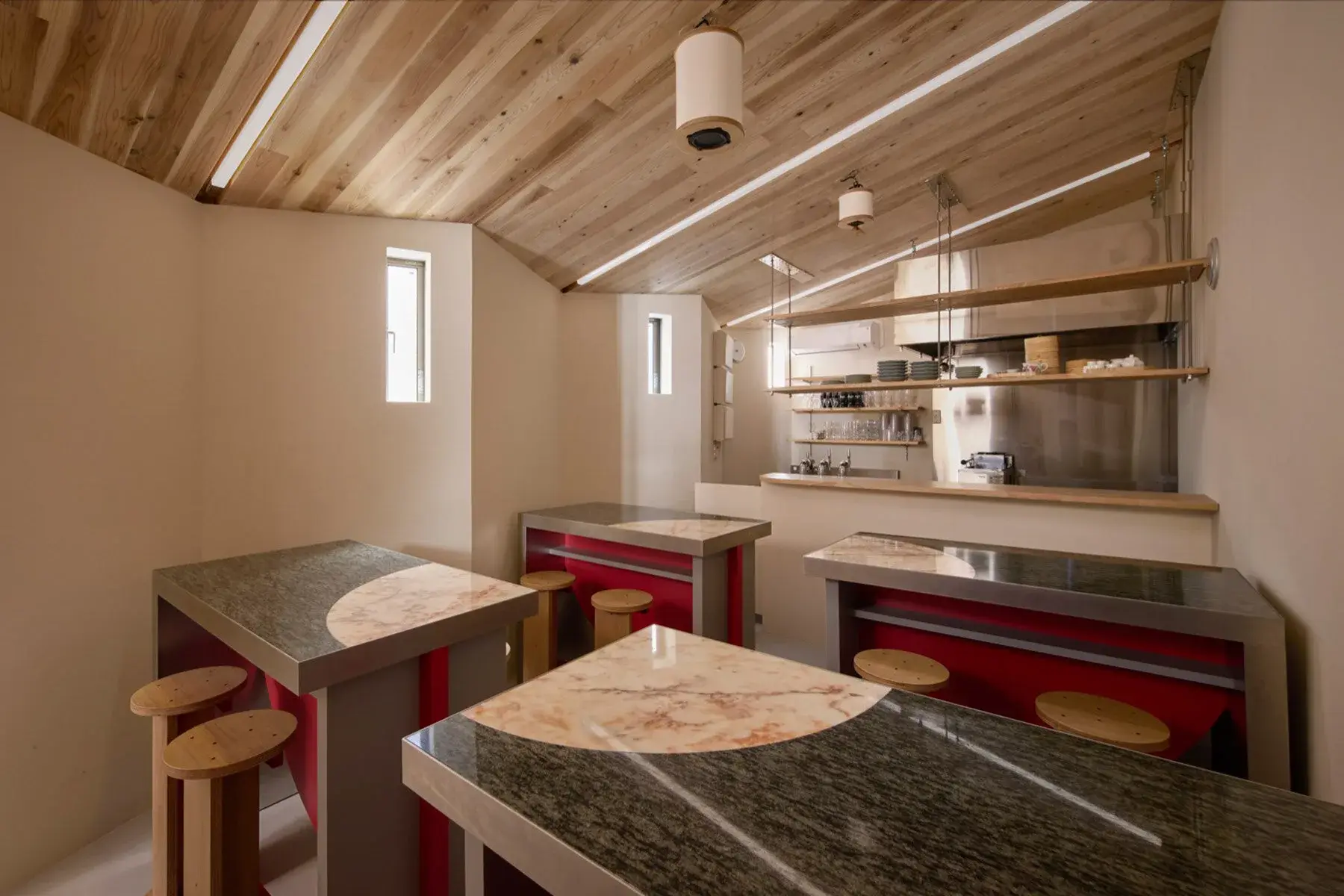 Intérieur bois en demi-niveaux de Prewood à Tokyo