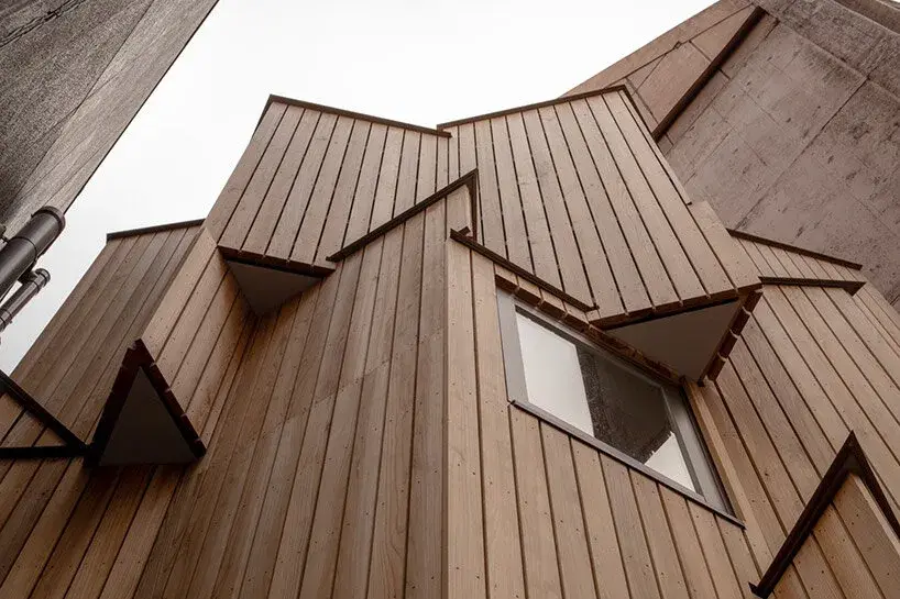Modules bois de Prewood empilés sur une parcelle étroite à Tokyo