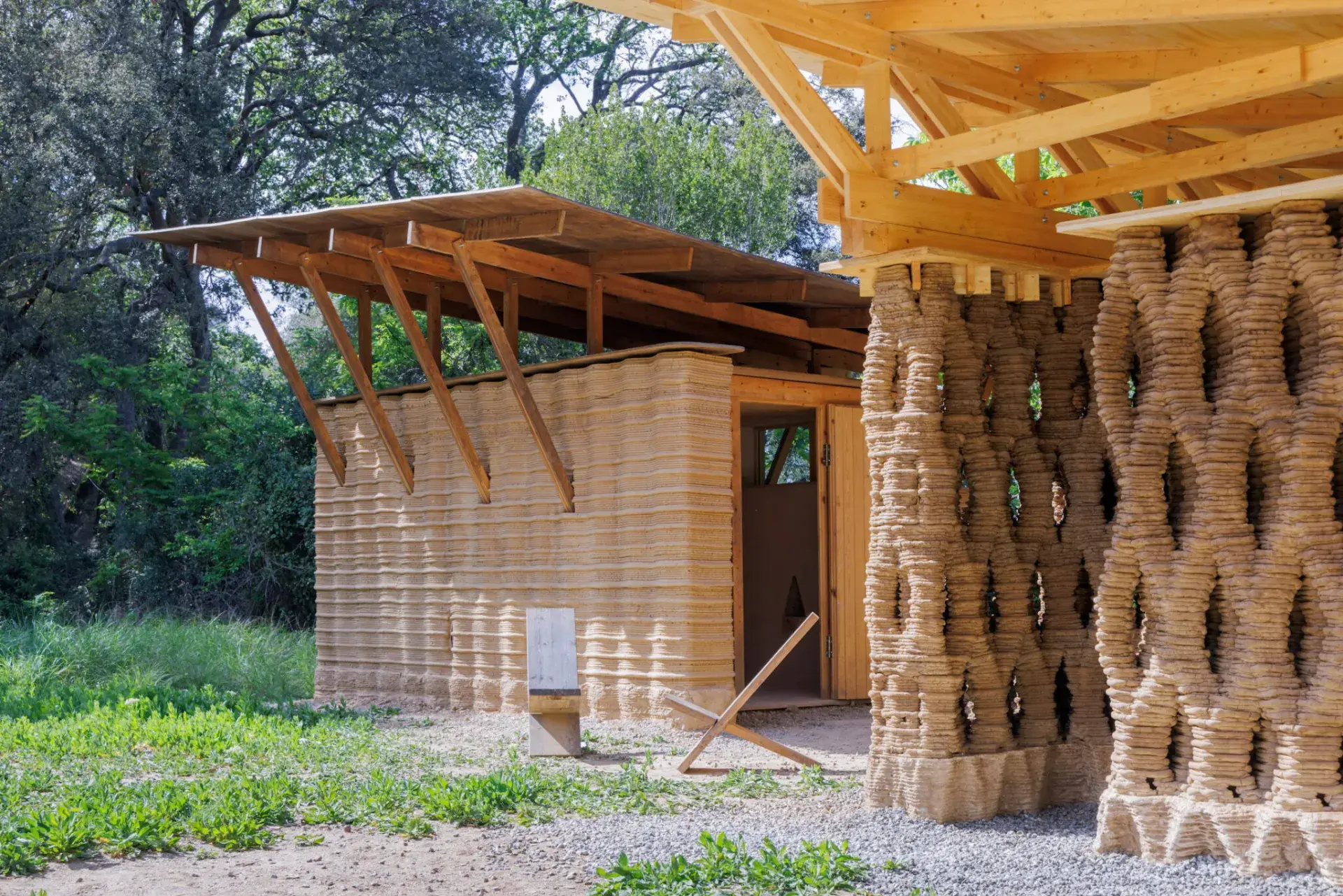 Architecture du Forest Campus de l’IAAC montrant les murs en terre imprimée sous une toiture en bois