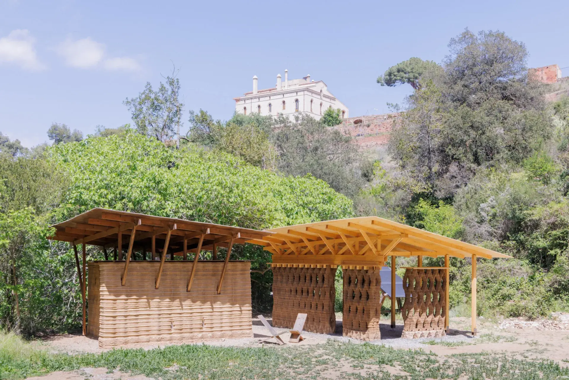 Murs en terre imprimée du Forest Campus de l’IAAC dans le parc naturel de Collserola