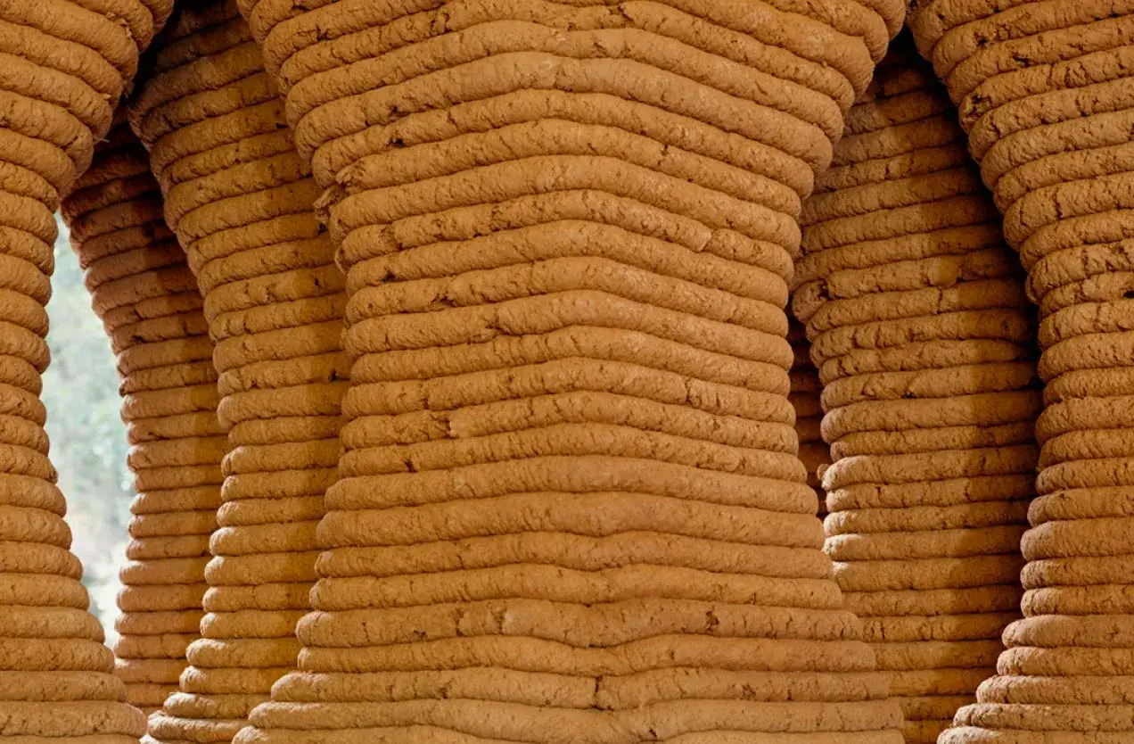 Détail du bâtiment TOVA montrant la texture stratifiée de la terre imprimée