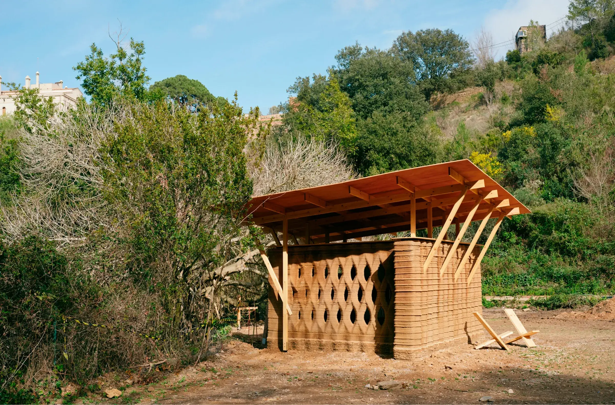 Prototype TOVA de l’IAAC, bâtiment en terre imprimée à Valldaura Labs