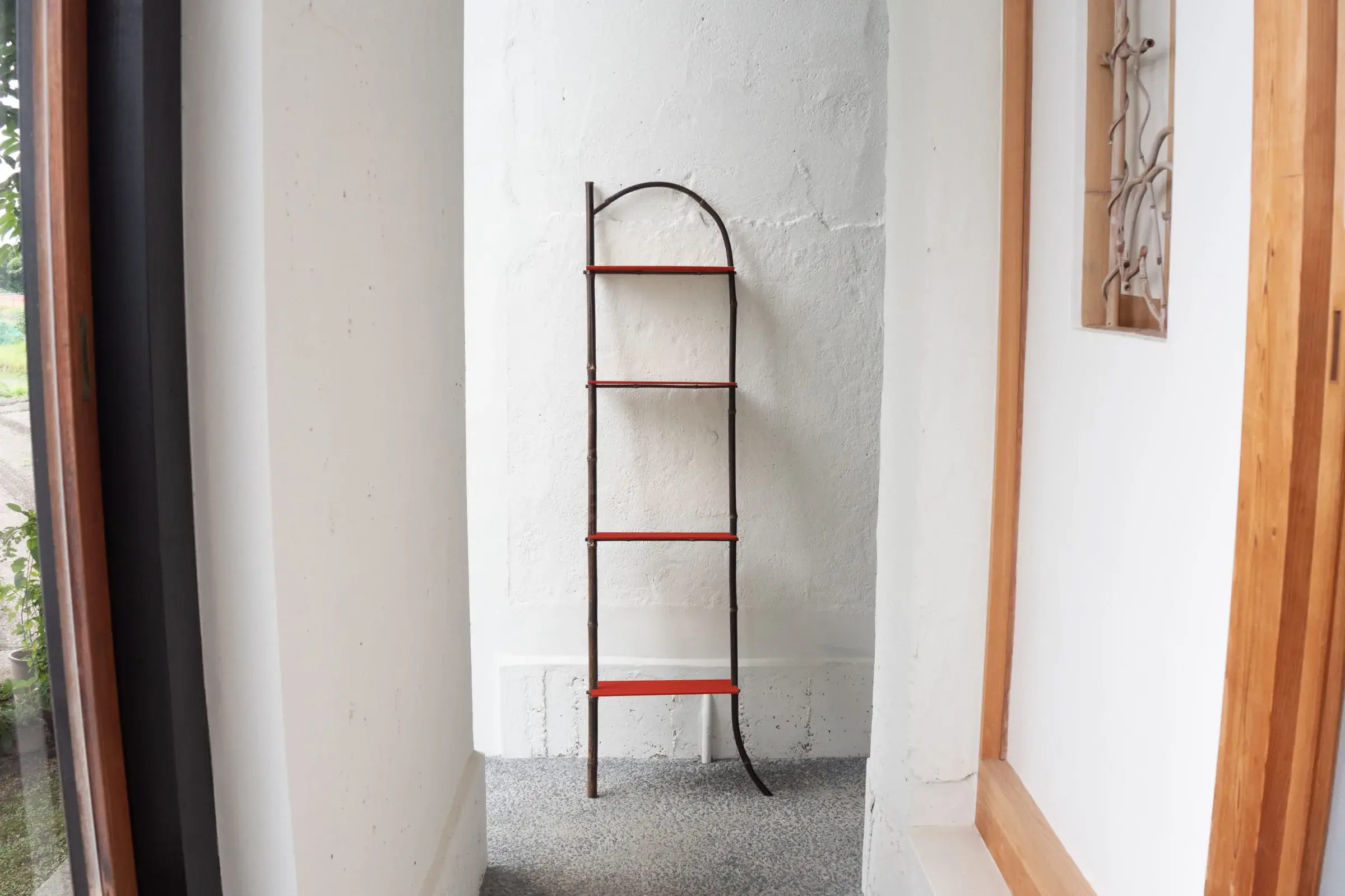 Étagère rouge n shelf en bambou courbé