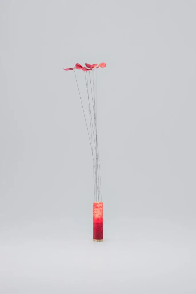 Lampe stickstick composée de tiges métalliques et de papier washi