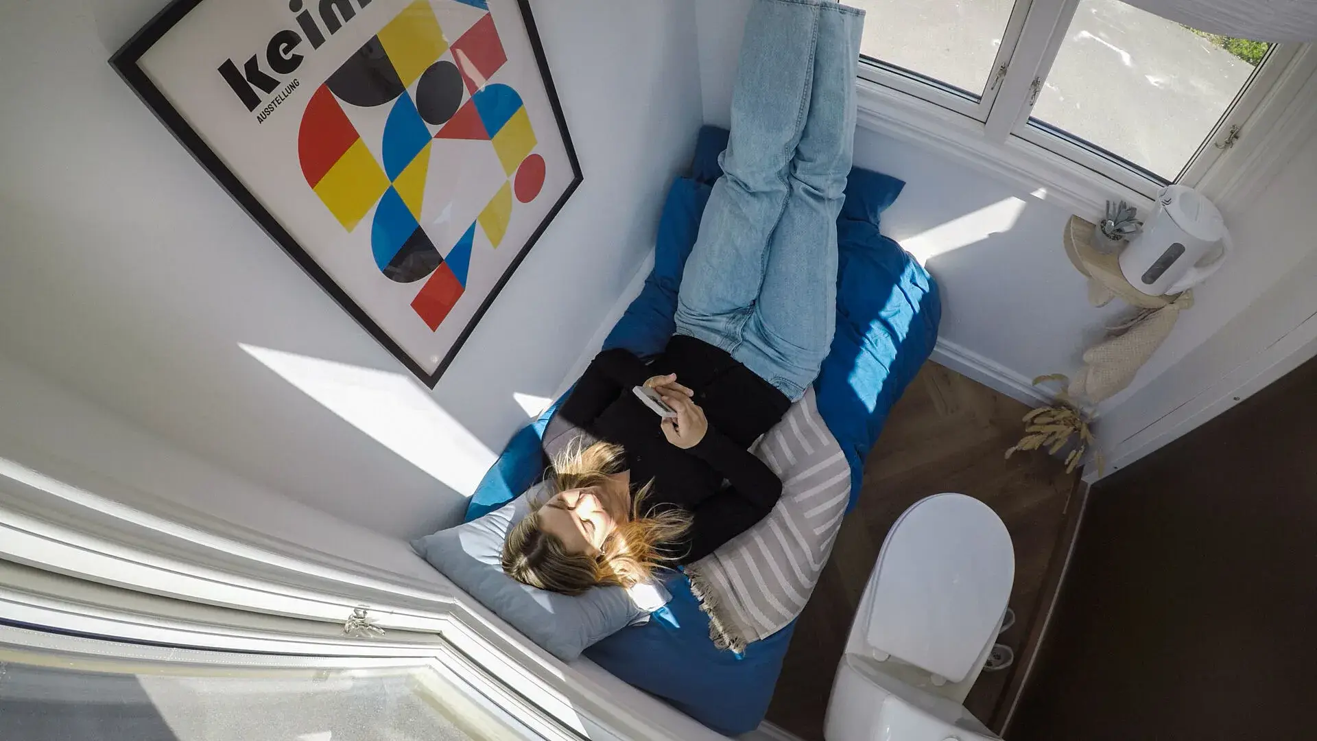Intérieur du micro-logement de Stockholm, avec couchage et équipements comprimés dans 1,9 m²