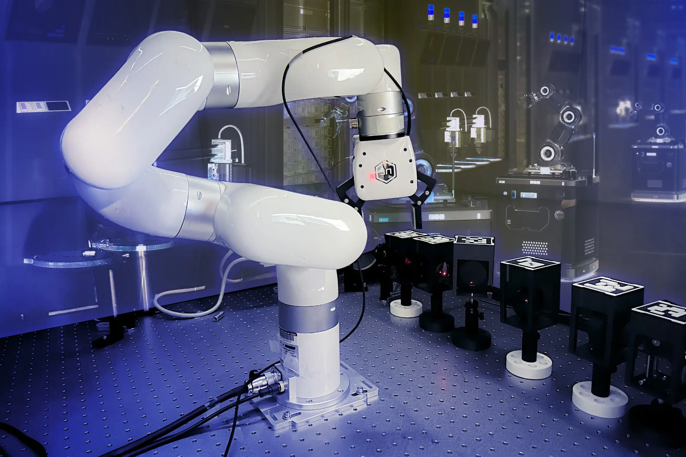Bras robotique blanc au-dessus d’une table optique où sont disposés des composants dans des boîtiers noirs