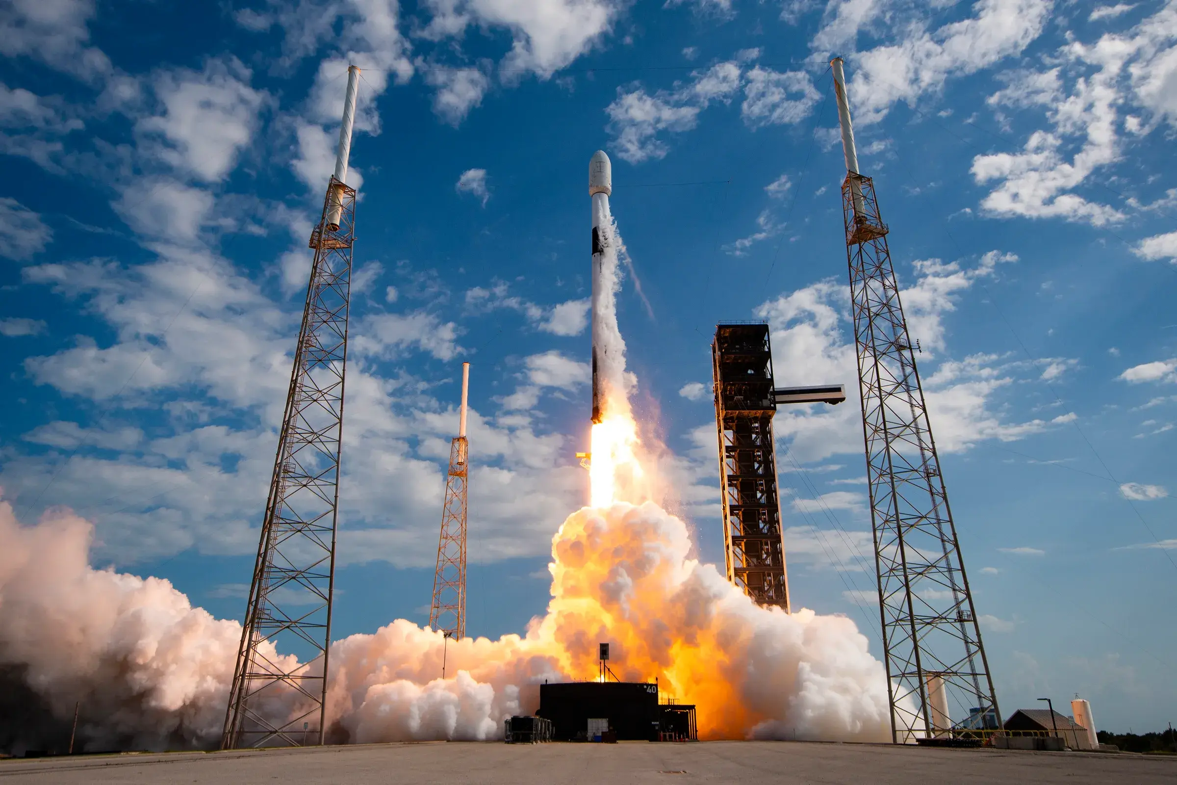 Décollage du Falcon 9 emportant le Mission Robotic Vehicle depuis Cap Canaveral
