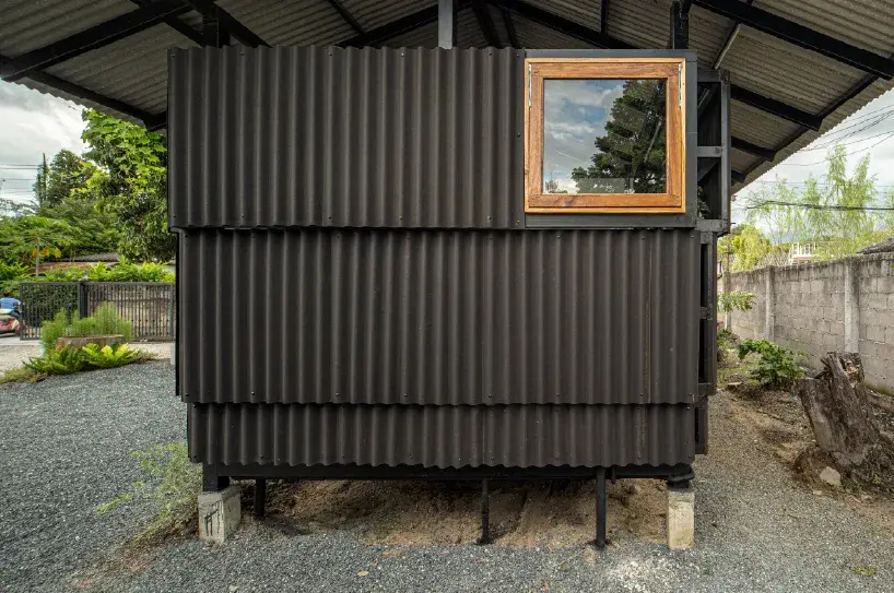 Sala Kin Khao vu de côté, avec son plancher nettement surélevé sur la structure acier
