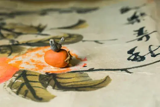 Œuvre de Saya Irie où un kaki et un moineau effacés d’un rouleau peint réapparaissent en petites sculptures