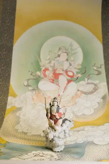 Saya Irie's Kannon sculpture shown in front of the hanging scroll from which the image was erased