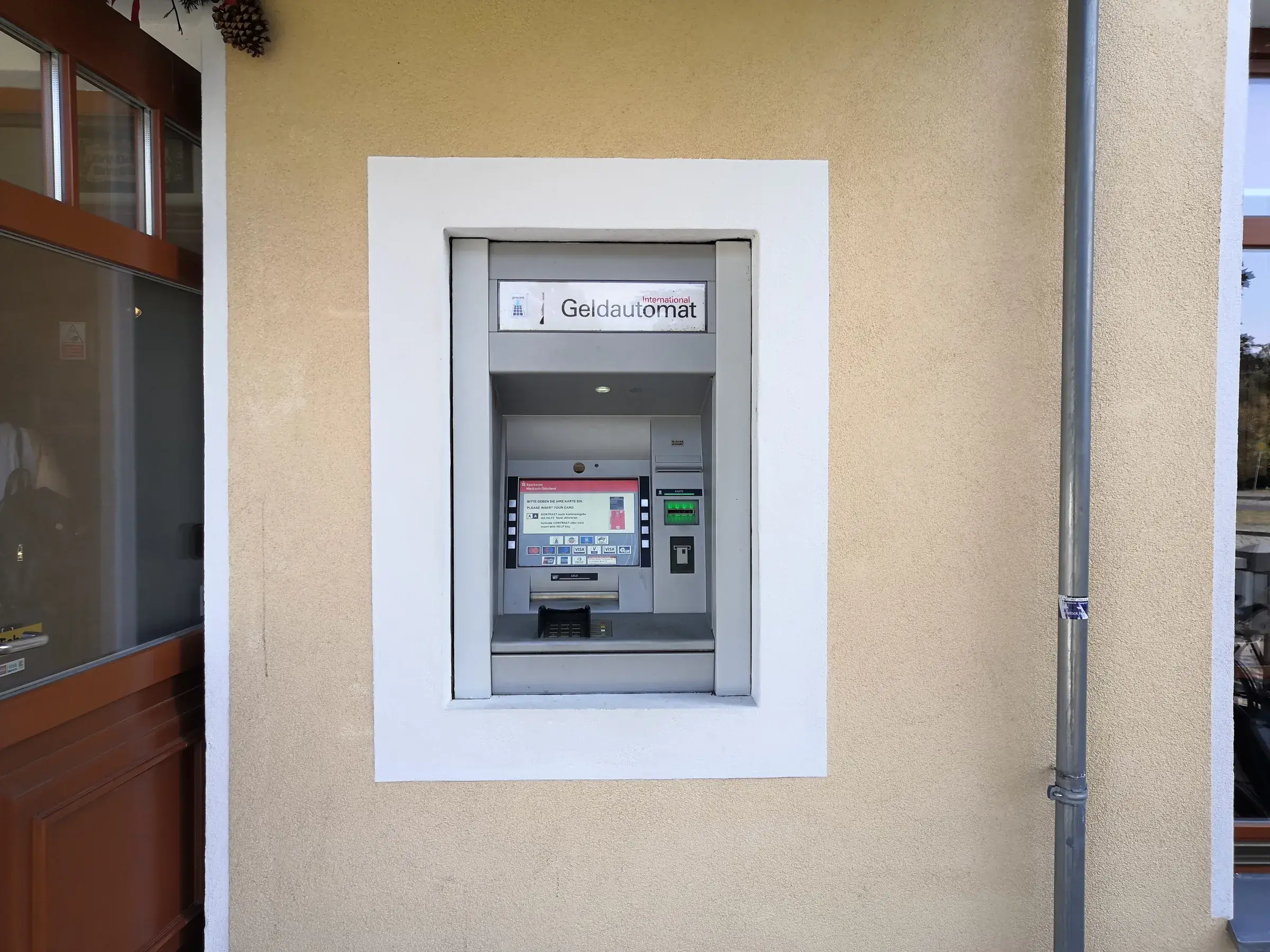 Distributeur automatique de billets installé devant une agence bancaire allemande