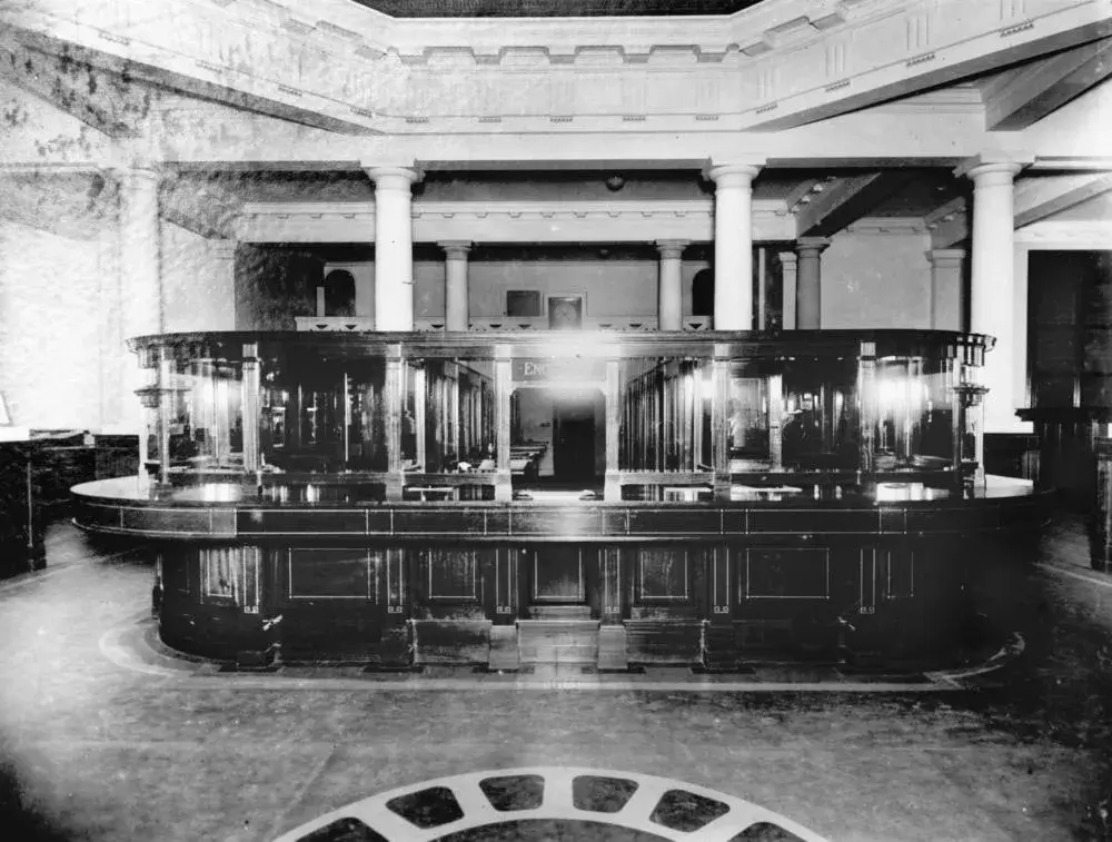 Comptoir de guichetiers de la Queensland National Bank à Brisbane en 1922, avant l'automatisation des opérations courantes