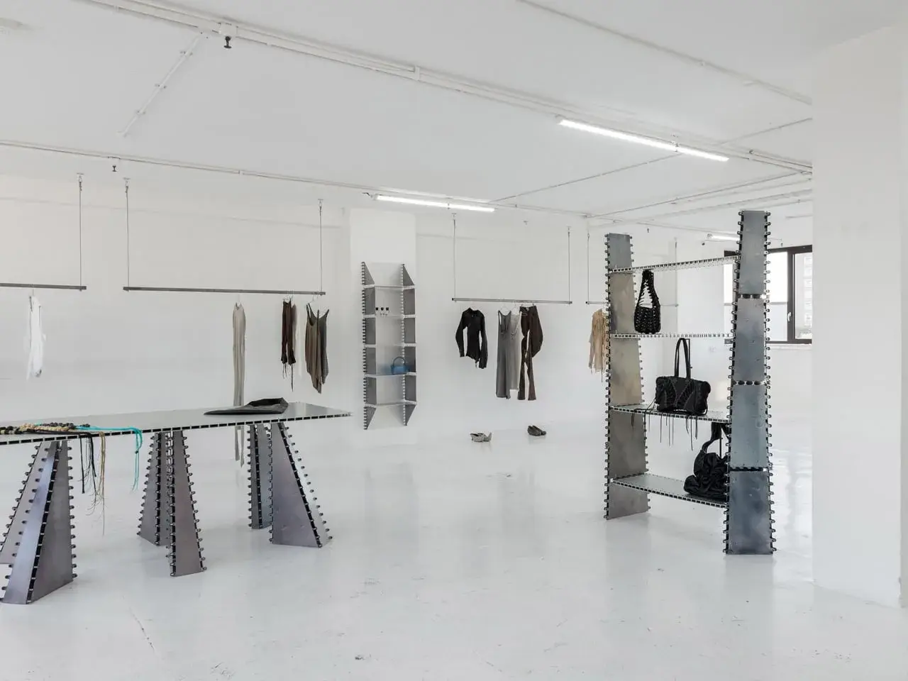 Mobilier en aluminium anodisé assemblé par des lignes de rivets visibles