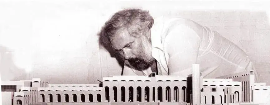 Maath Al Alousi with a model for the Abu Dhabi Municipality competition in 1979
