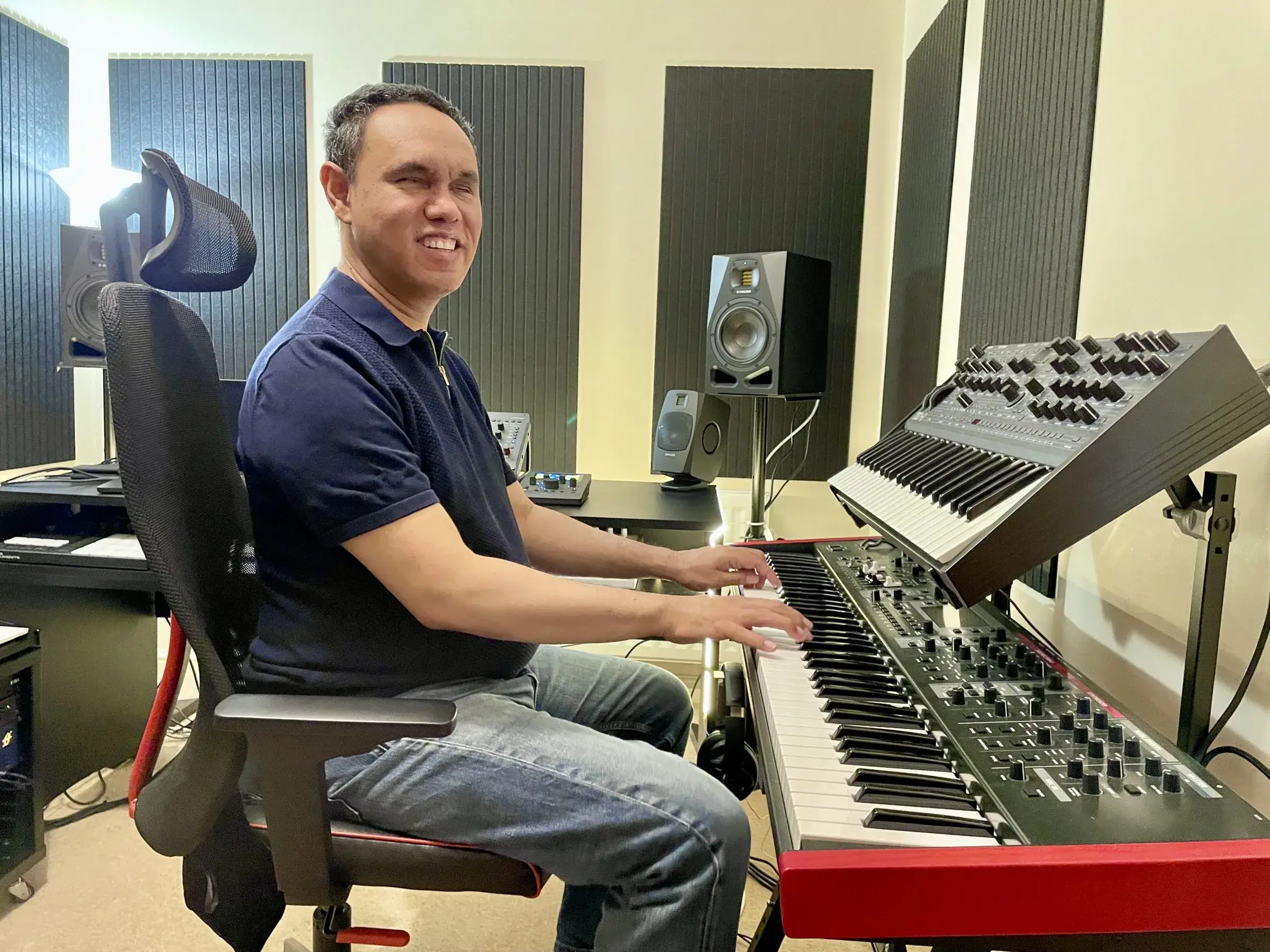 Jason Dasent assis devant un Roland V-STAGE dans son studio