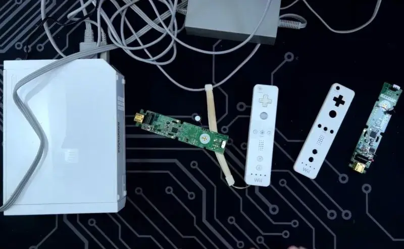 Trois WiiMotes démontées et corrodées réunies pour une réparation
