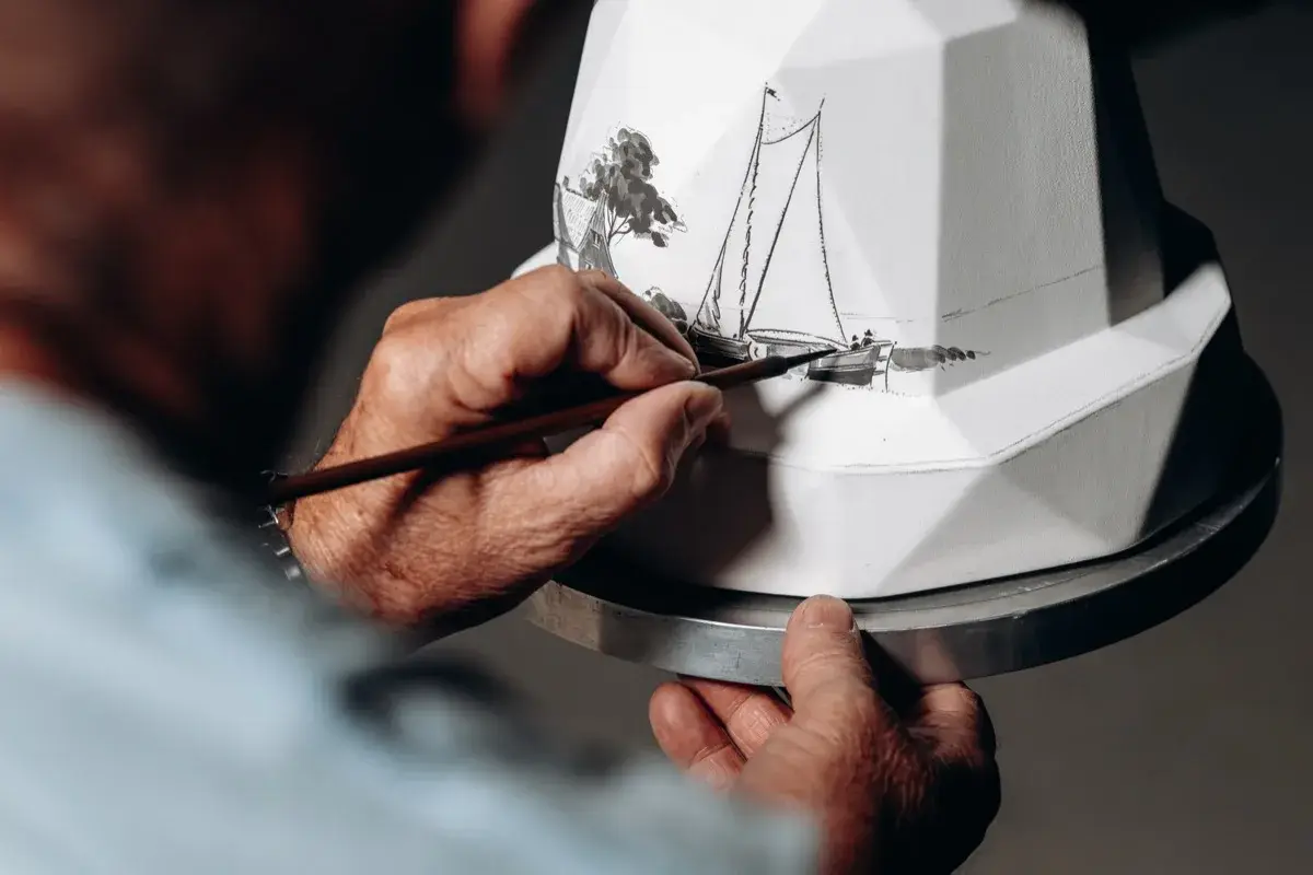 Fabrication des trophées dans l'atelier Royal Delft à Delft